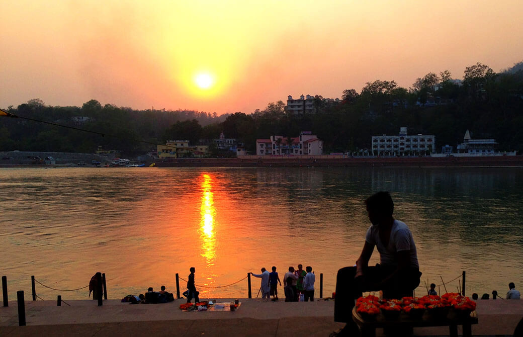 リシケシは初めて出会った人であっても、ヨガを練習する仲間