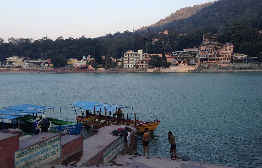 リシケシには、数多くのヨガアシュラムがあり、あらゆる種類のヨガを受けることができる