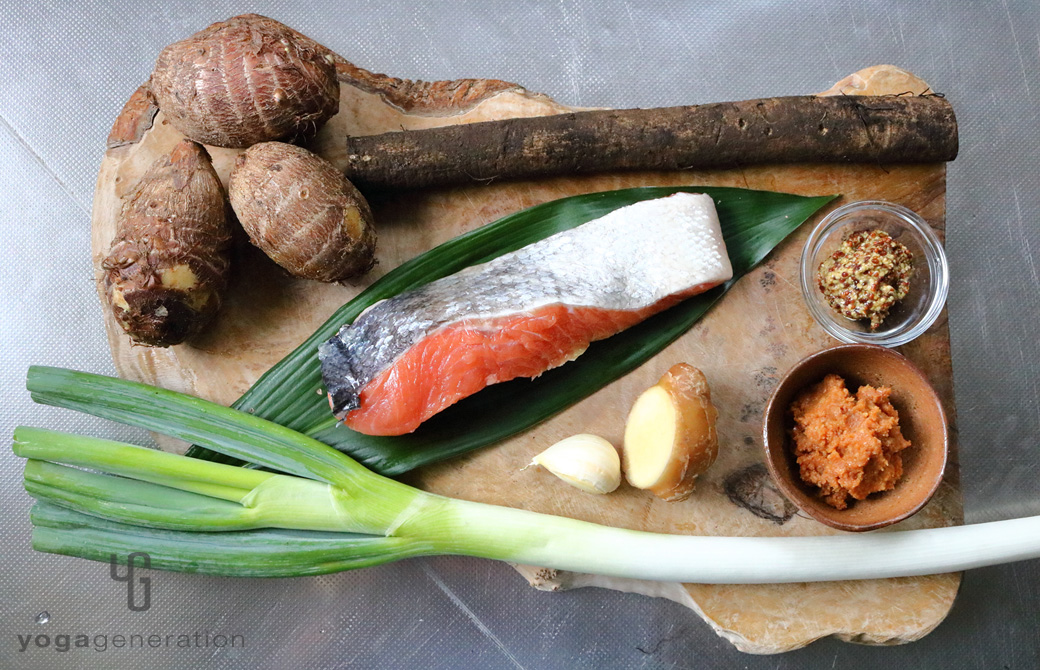 木製カットボードに乗った里芋やゴボウ、鮭などの材料