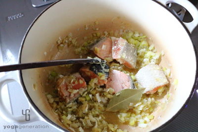 鍋に鮭を入れる