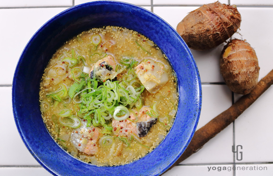 深い藍色の皿に盛りつけたゴボウと里芋、秋鮭のマスタード味噌スープ