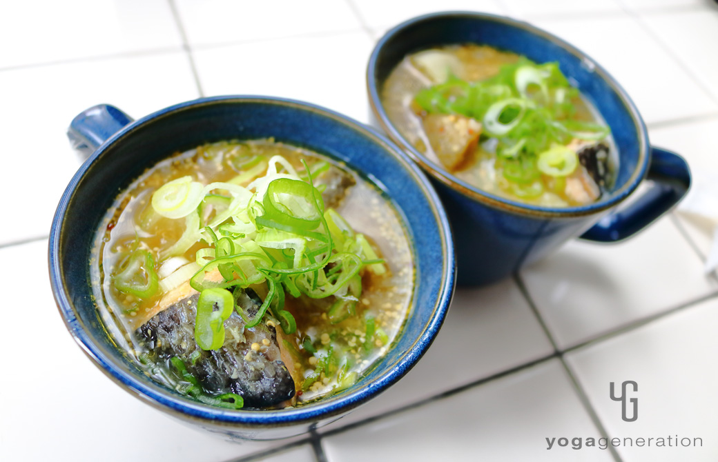 インディゴブルーの皿に盛りつけたゴボウと里芋、秋鮭のマスタード味噌スープ