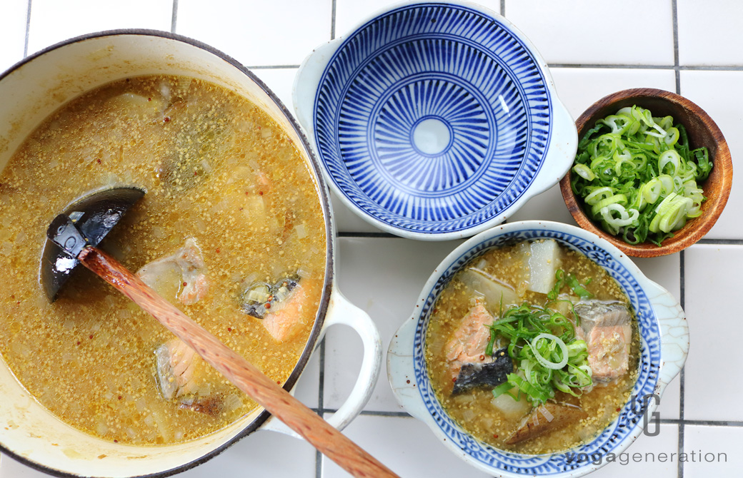 青と白の柄の皿に盛りつけたゴボウと里芋、秋鮭のマスタード味噌スープ