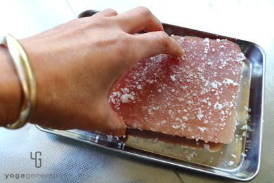 マグロに塩をまぶす