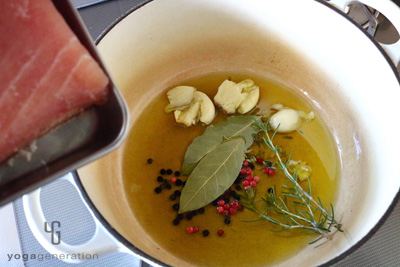 たっぷりのオリーブオイルえハーブスパイスを熱しマグロを加える