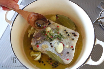 オイルを加えてマグロの上にまわしかける