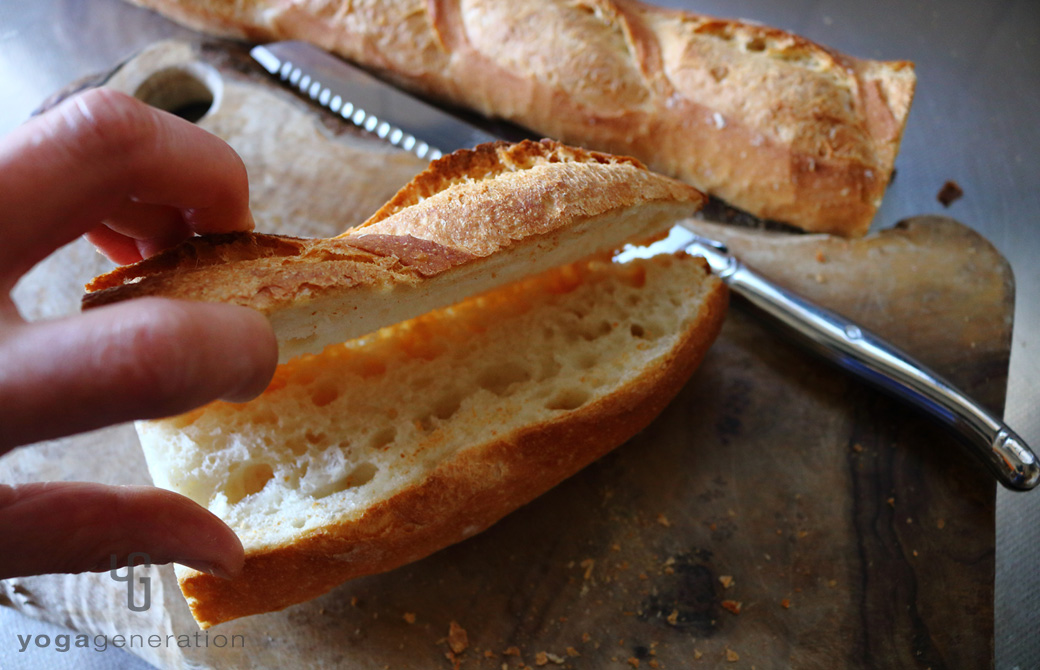 バゲットをナイフでカットしているところ
