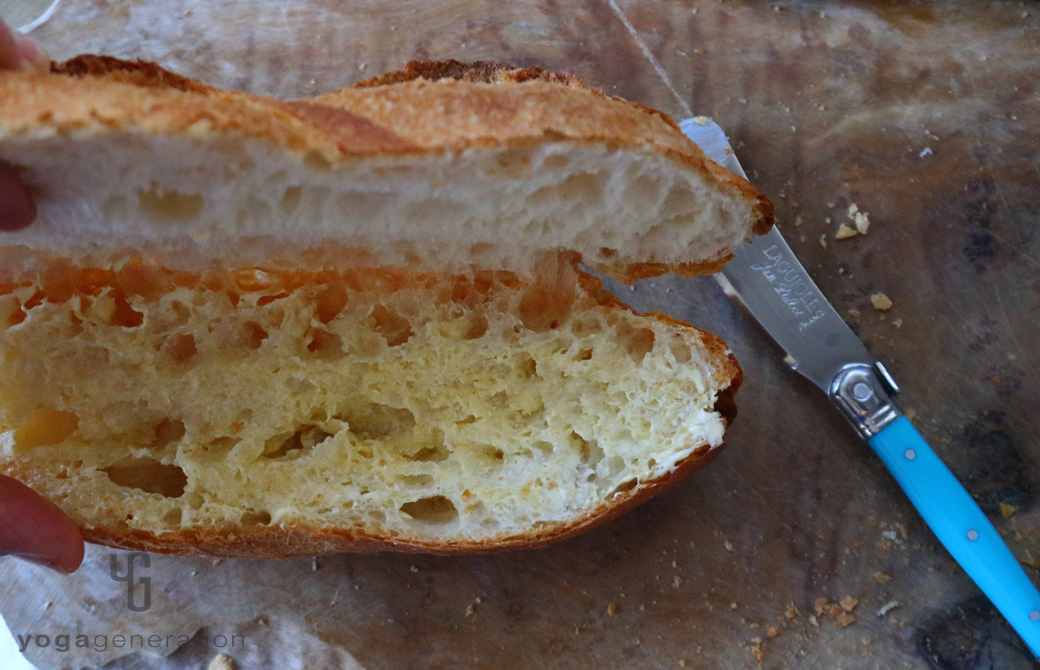 パンにスプレッド(オイル類)を塗っているところ