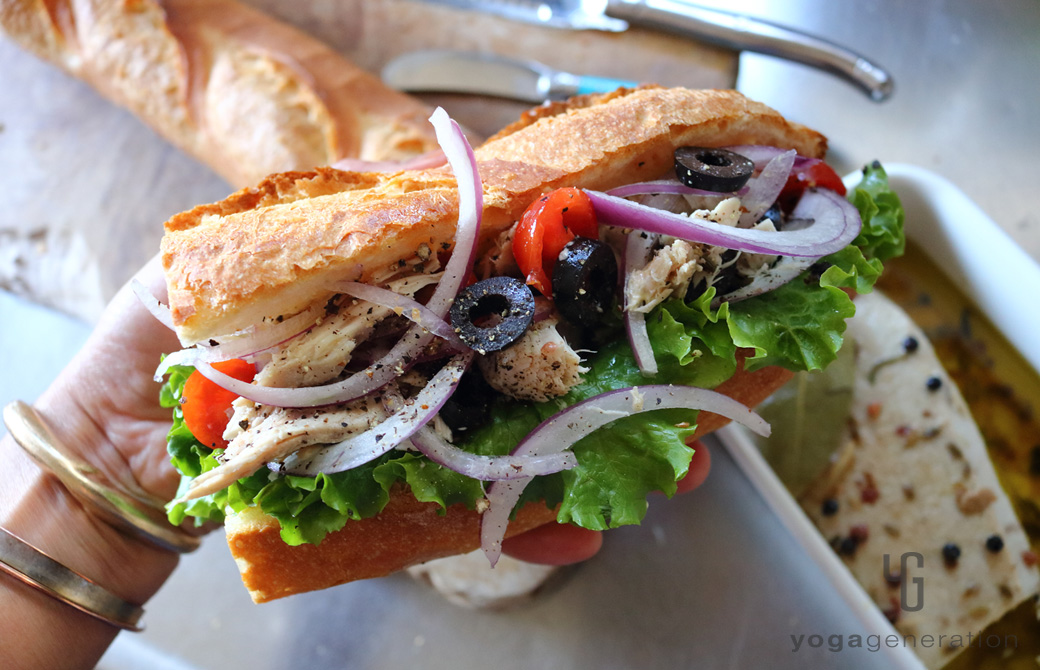 パンにツナサラダを挟んだところ