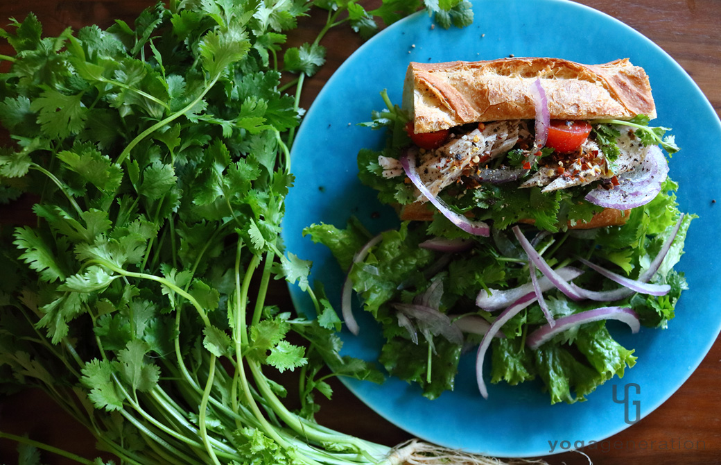 アジア風にアレンジしたハーブ香るツナのサンドイッチ