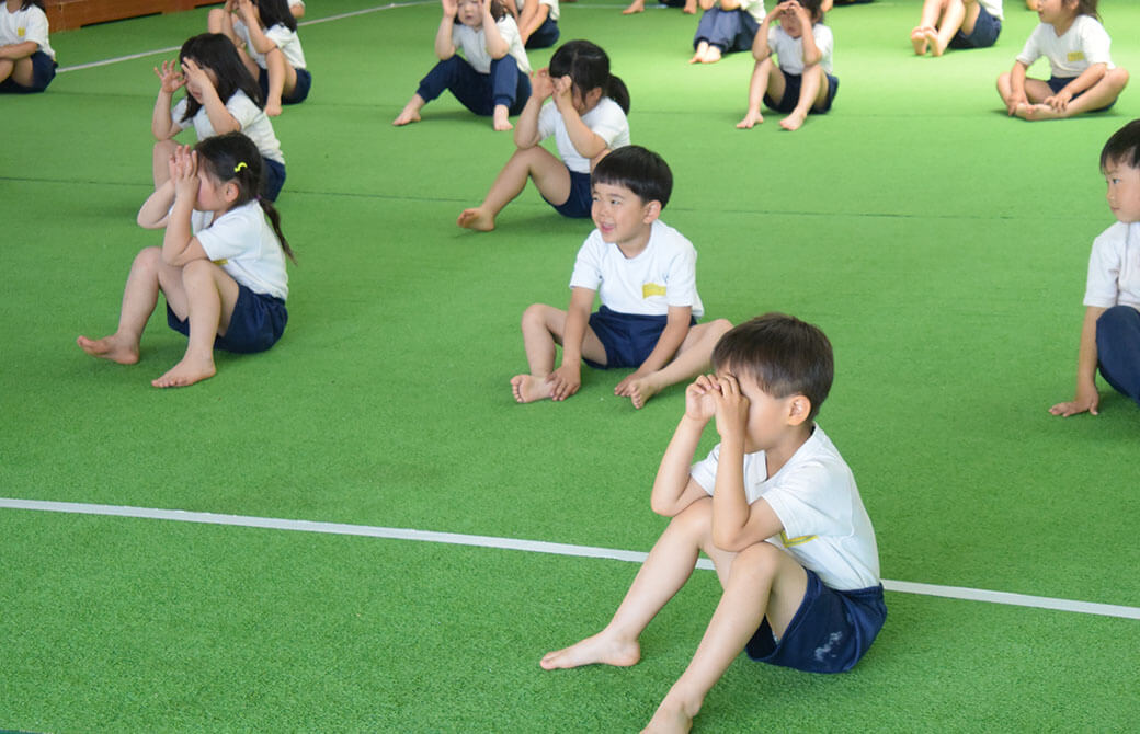 子供達がキッズヨガをしているところ