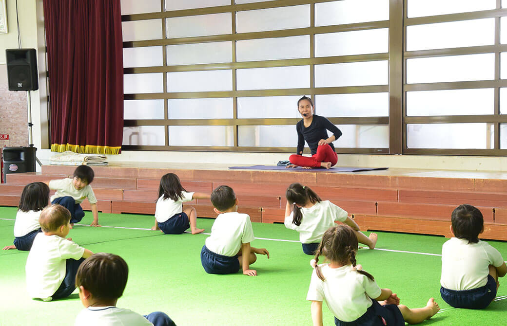 片岡まり子先生が子供達に話をしているところ