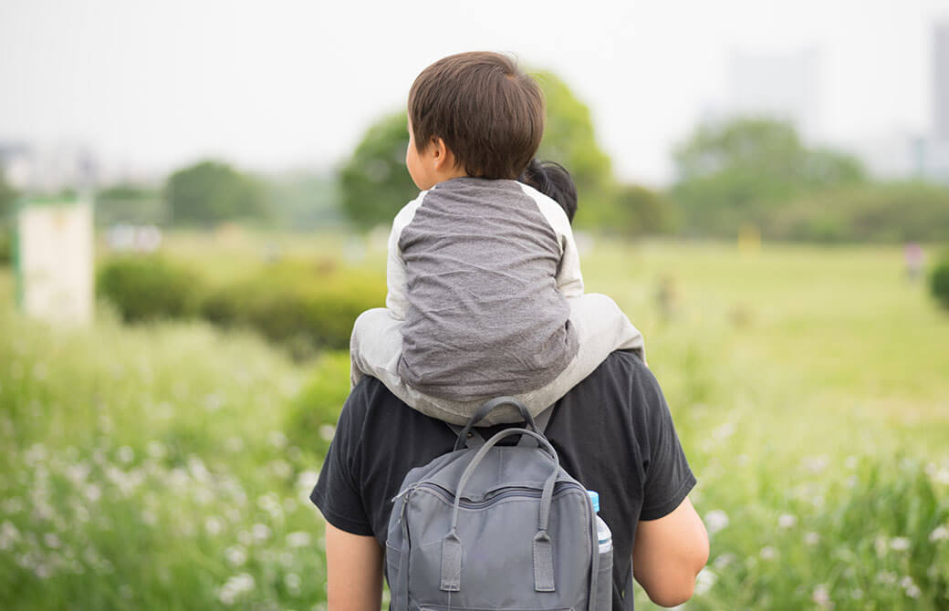 子どもをおんぶする父親