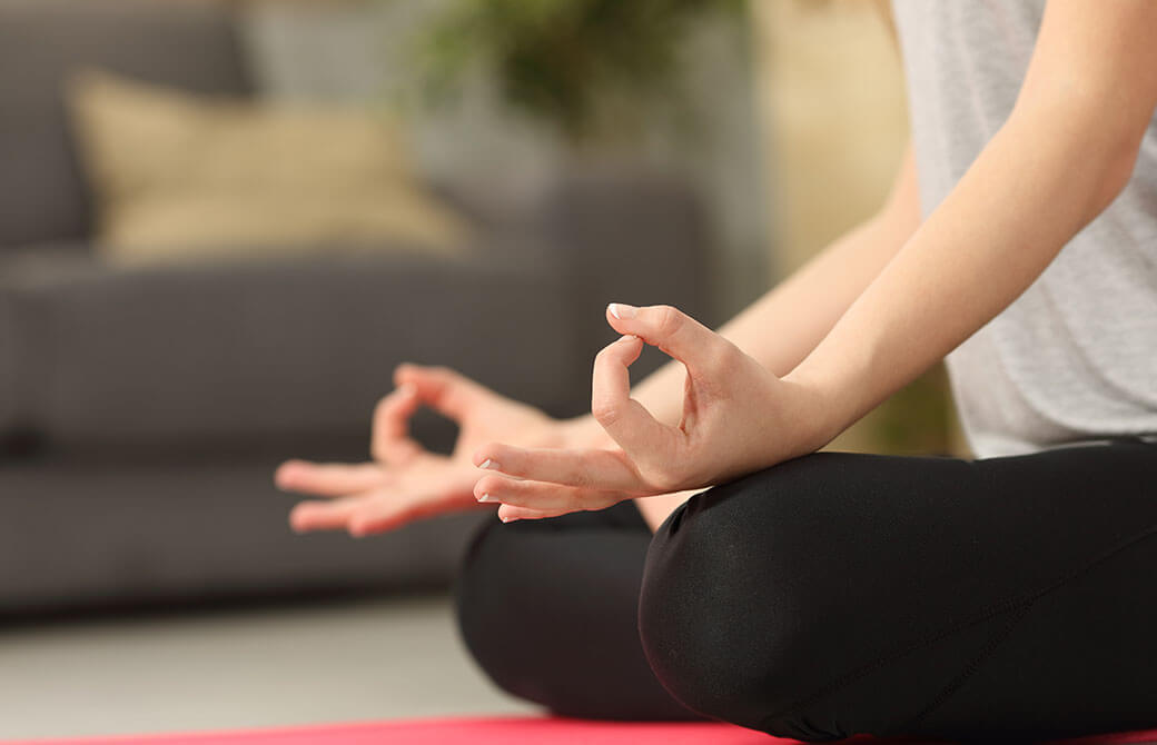 女性がムドラーを組み、瞑想をしているところ
