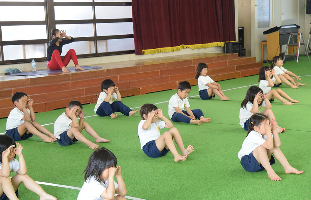 片岡まり子先生とヨガをする子どもたち