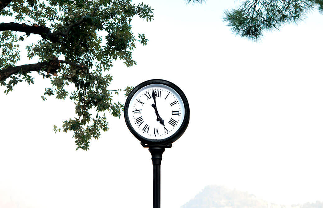 もうすぐ5時になる公園の時計