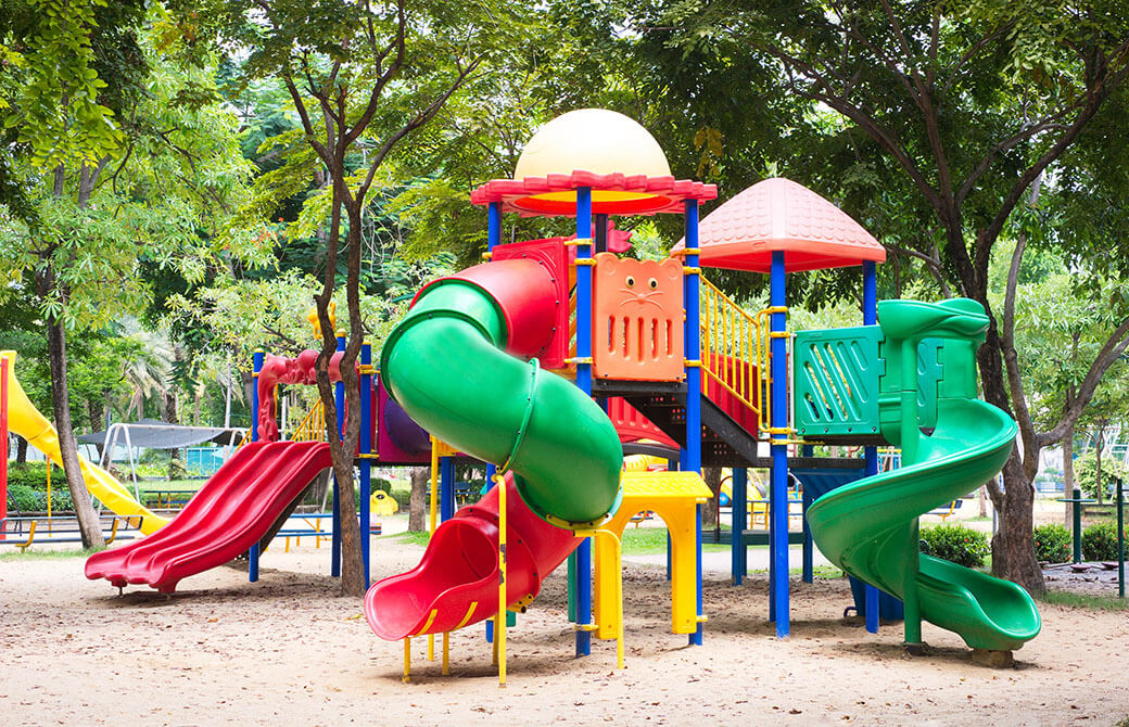 公園にあるカラフルな滑り台