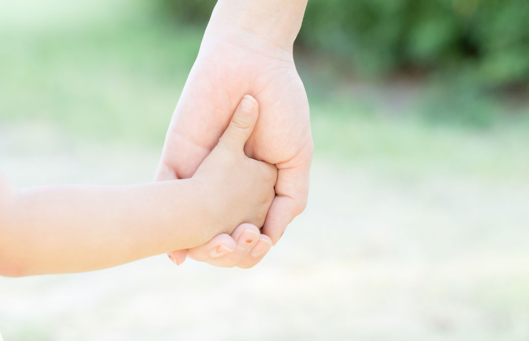 手をつないでいる親子