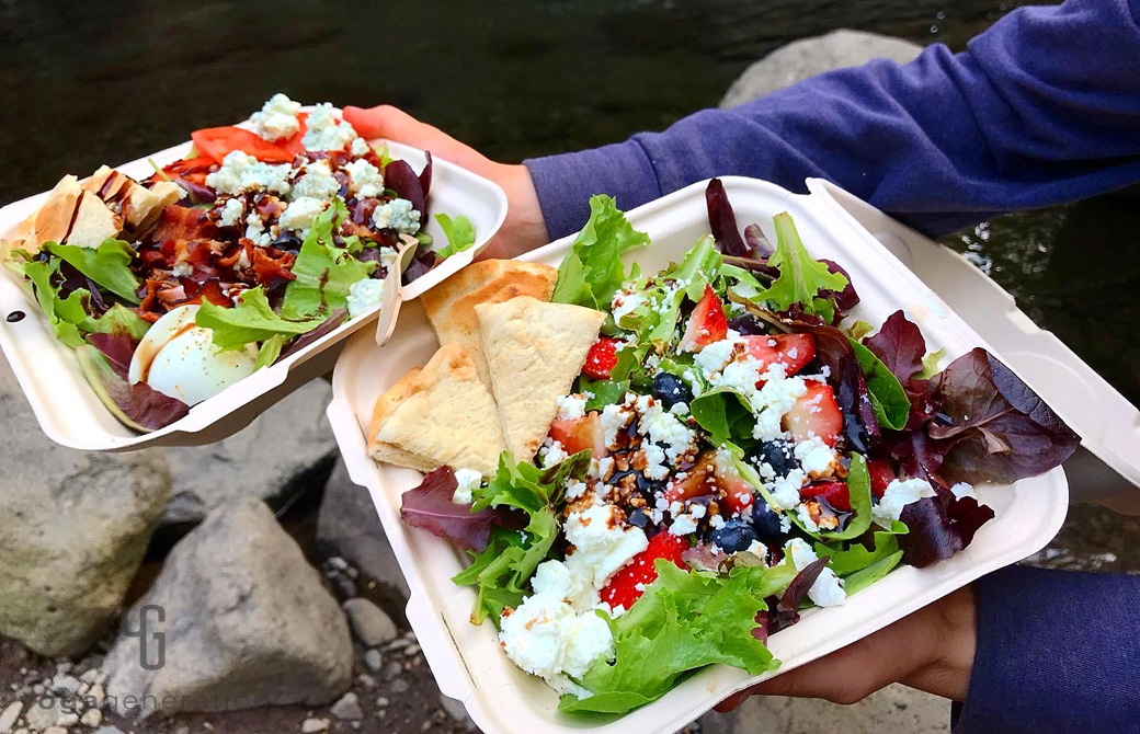 トッピングが楽しいサラダを川辺で