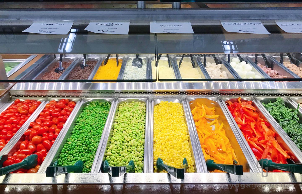 ハワイのスーパーのカラフルなデリコーナー