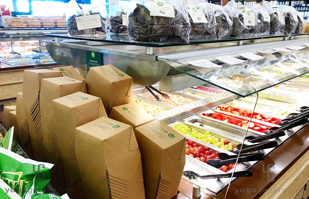 デリコーナーに山積みされたエコな持ち帰り用箱