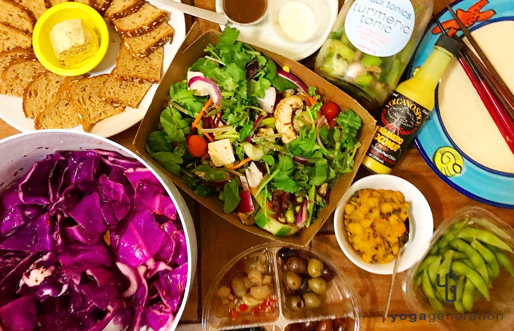 デリから購入した惣菜なども食卓に加えて