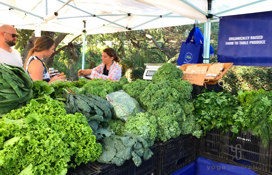 マーケットで青々と美しい葉もの野菜