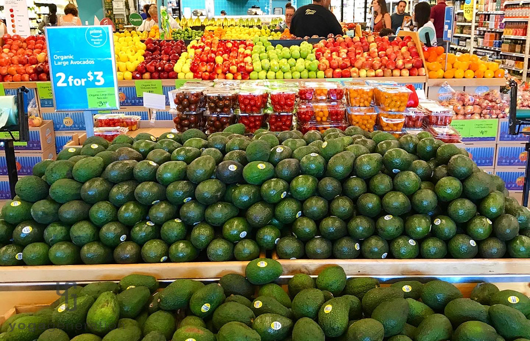 スーパーで大量に積み上げられたアボカド