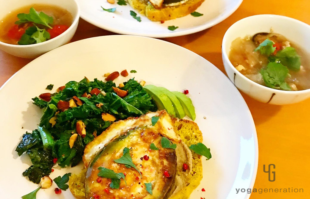 アボカド目玉焼きとスープ