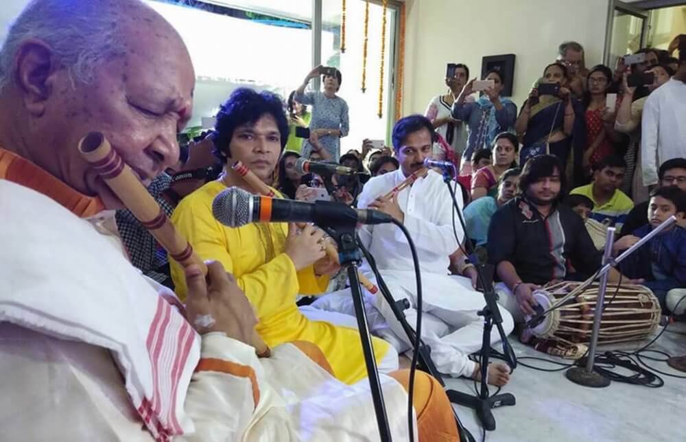 グル（師）と生徒で祈りを捧げる