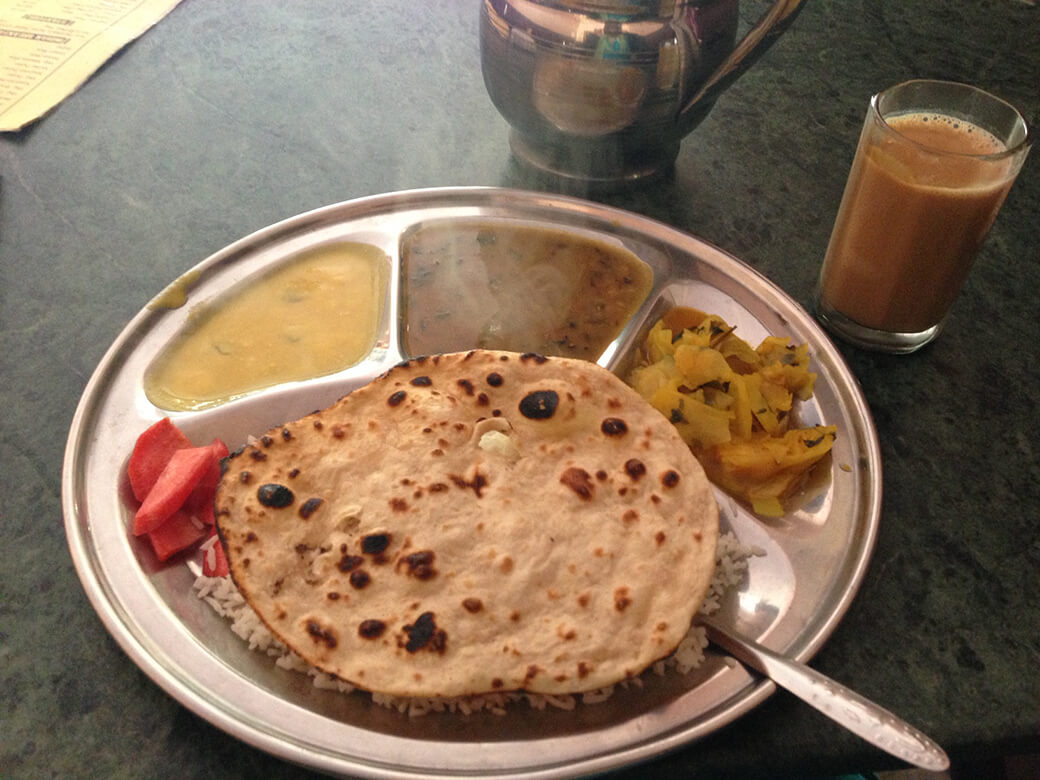 本場のインドのアシュラムで提供される食事