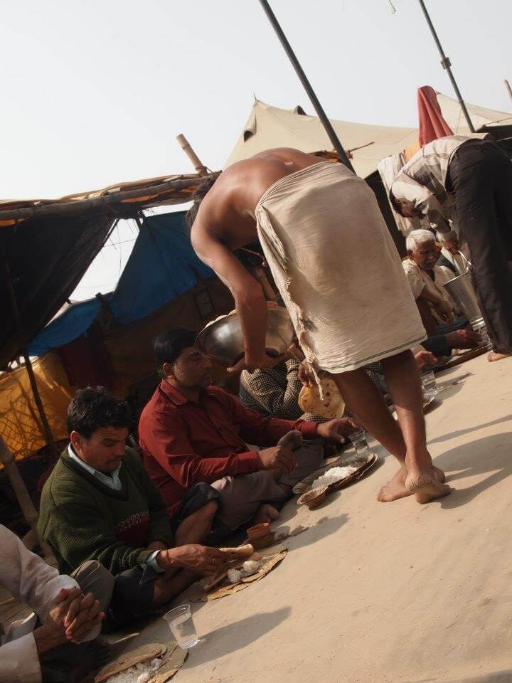 修行僧が食事を配る光景