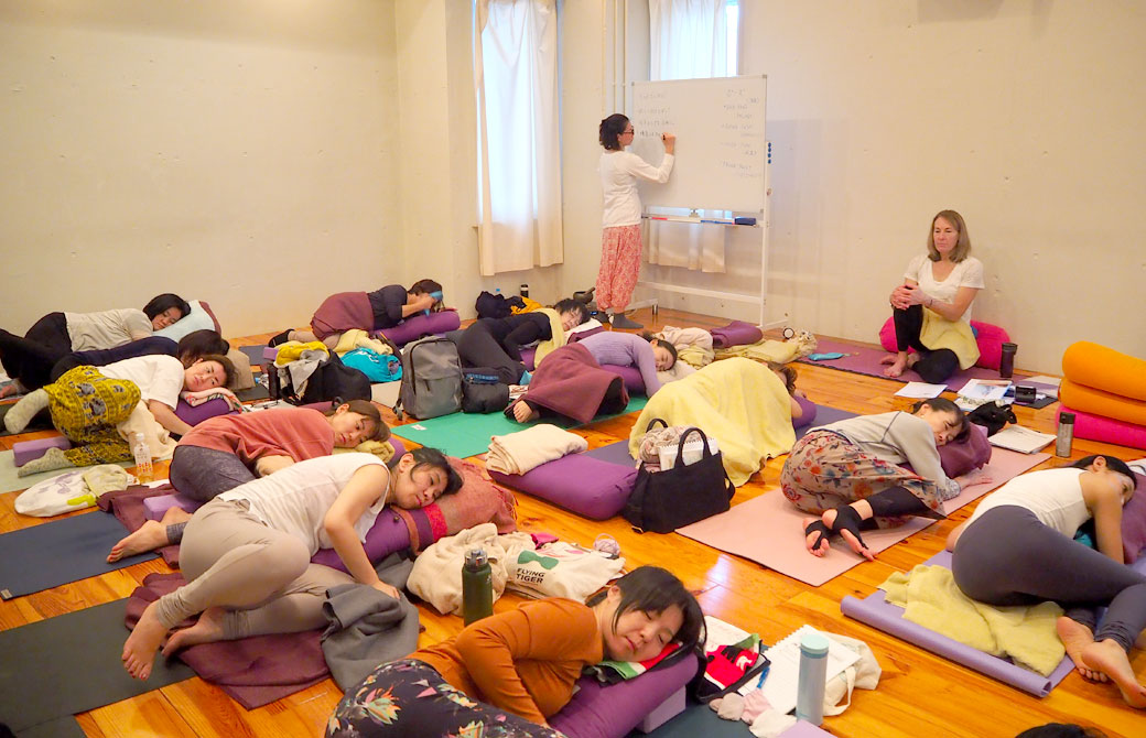 ティアン・アラン先生のリストラティブヨガのクラス