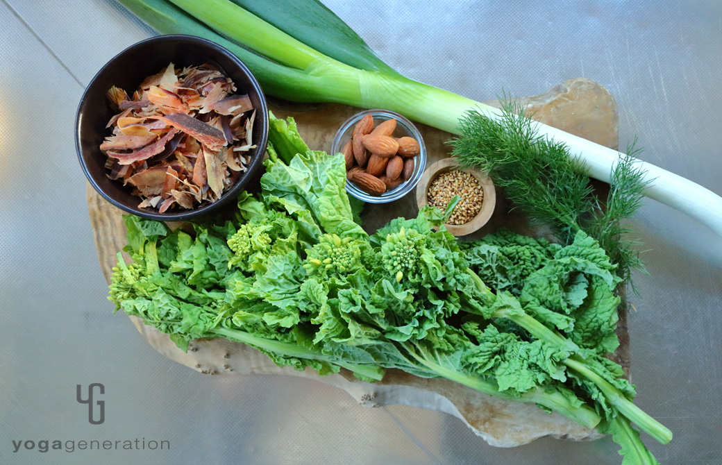 木製カットボードの上の菜の花など材料