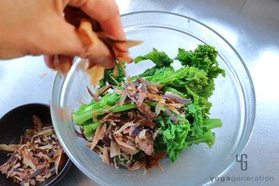 菜の花に荒削り節をたっぷりかける