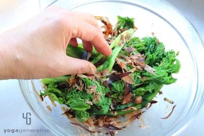 手で菜の花と荒削り節を優しくあえる