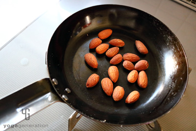 ナッツを乾煎りする