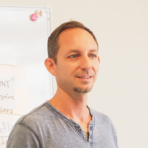 笑顔で生徒の質問に答えるタイラーモンガン先生