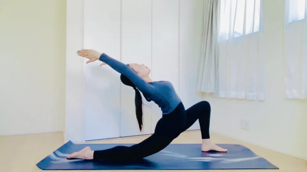 三日月のポーズ(アンジャネーヤーサナ)