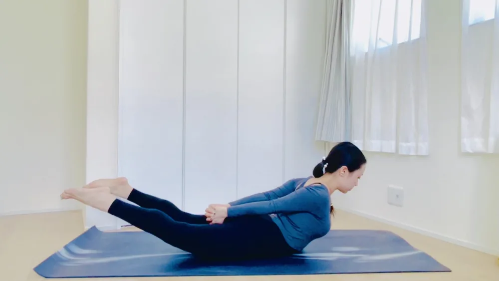 バッタのポーズ(シャラバーサナ)