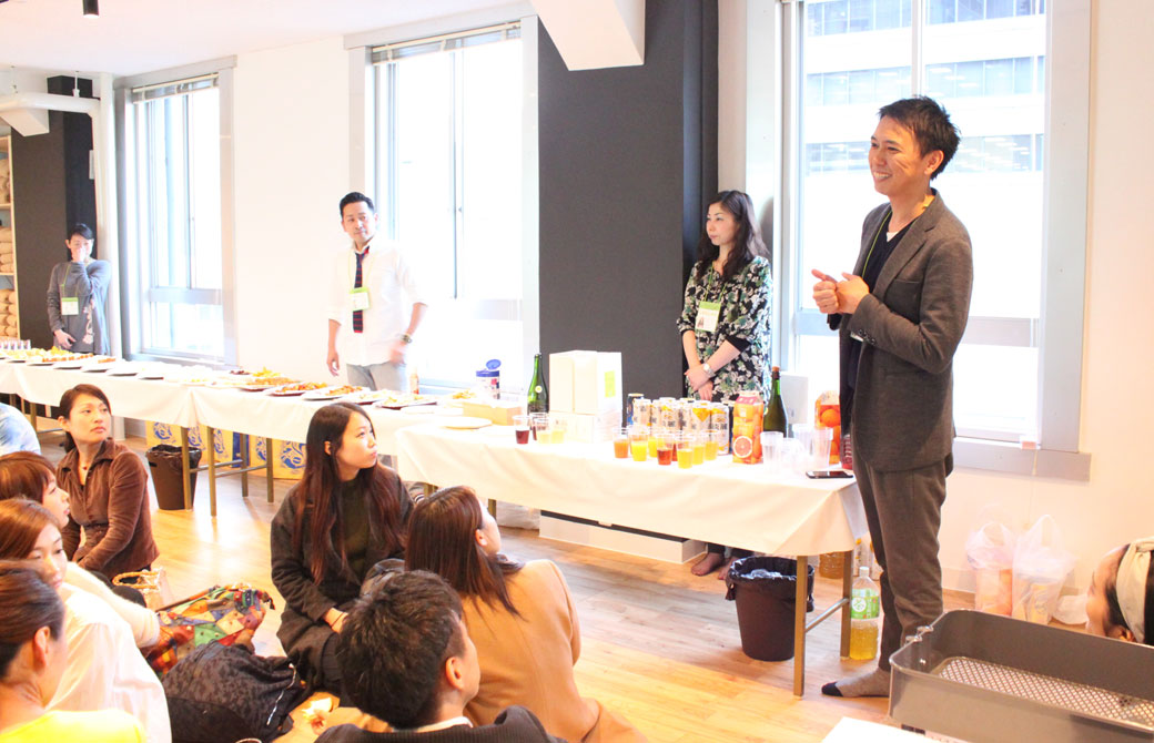 ヨガアカデミー大阪のオープニングパーティであいさつしているMIKIZO