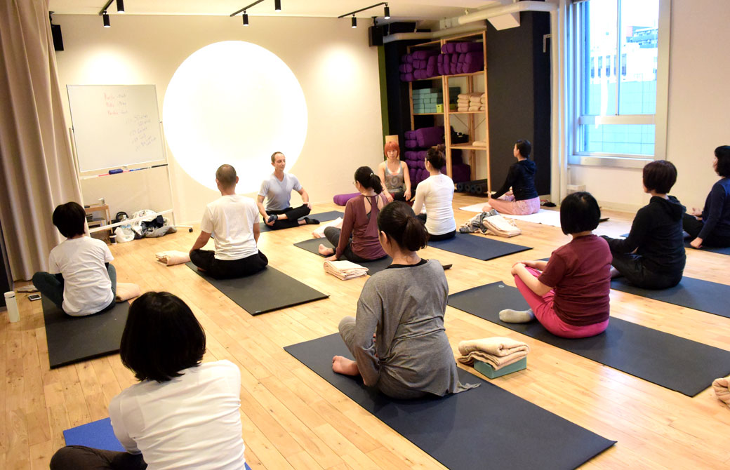 ヨガアカデミー大阪でのタイラー先生のヨガクラスの様子