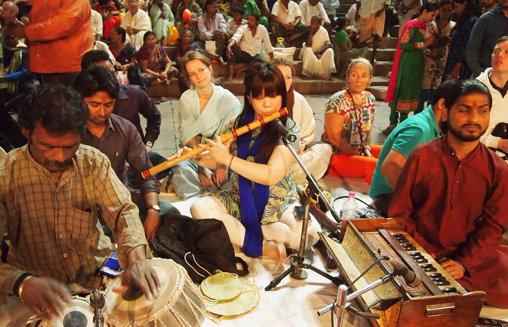 バラナシのガンジス川への演奏の様子