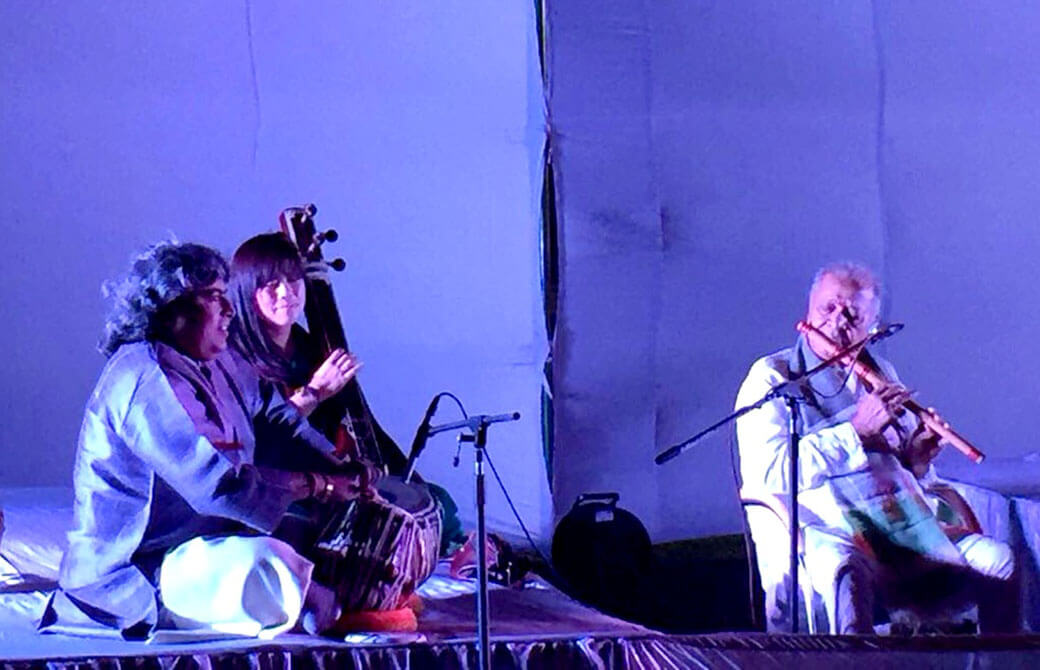 バンスリーのグルジの伴奏をする永井由香さん