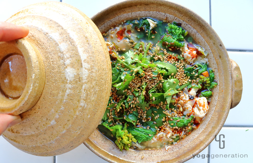 土鍋に盛りつけたお出汁満喫！菜の花と溶き卵のピリ辛スープ