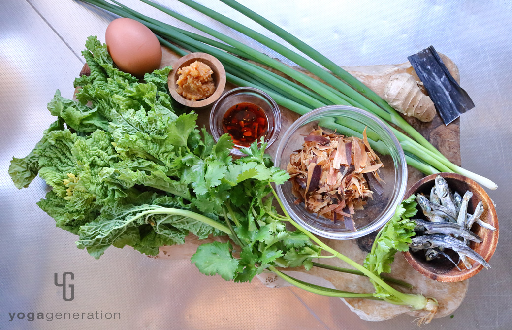 木製カットボードの上の菜の花などの材料