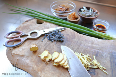 ショウガを千切りにする