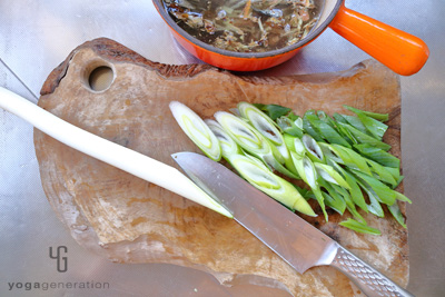 長ネギを斜め切りする