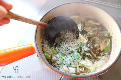 材料を火にかけアクとりする