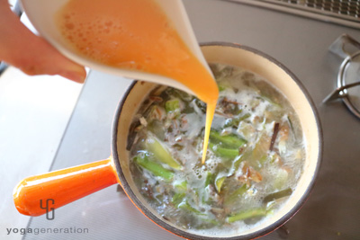 溶き卵をまわし入れる